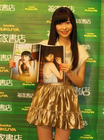 Sashihara Rino holds a handshake event for her photo book | tokyohive